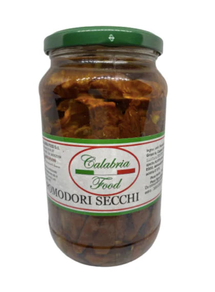 I pomodori secchi sott‘olio sono un delizioso aperitivo molto diffuso in tutta la regione Calabria. Sono pomodori del tipo San Marzano, tagliati in quattro, posti al sole ad asciugare e ricoperti da garze leggere per evitare gli insetti. – INGREDIENTI: POMODORI, OLIO DI SEMI DI GIRASOLE, CAPPERI, AGLIO, ACETO DI VINO (CONTIENE SOLFITI), SALE, MISCELA DI SPEZIE. ACIDIFICANTE: E330, CONSERVANTE E200, ANTIOSSIDANTE E300. REGOLATORE DI ACIDITÀ E575 – PESO NETTO: 580ML