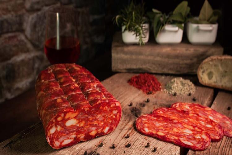 La schiacciatina calabrese, è uno dei salumi tipici della Calabria. Viene prodotta dalla carne di suini allevati in Calabria. Si utilizza la parte più magra e si aggiunge grasso e peperoncino per renderla piccante. Il nome deriva dalla sua forma appiattita. Ingredienti: Carne di suino, sale, aromi e spezie, destrosio, saccarosi nitrito di sodio, potassio nitrato, ascorbato di sodio.