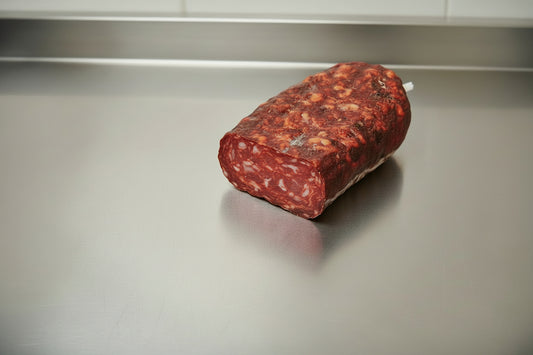 La soppressata di Calabria dolce è l’insaccato calabrese più pregiato perché ottenuto dalla lavorazione delle carni più magre del maiale, il prosciutto e il filetto, con l’aggiunta del miglior lardo proveniente dalla parte anteriore del lombo. Le carni, tritate a medio taglio e aromatizzate con pepe nero o peperoncino di Calabria dolce o piccante, vengono poi insaccate in budello naturale, forate e legate a mano con spago naturale. Tempo di stagionatura 50/60 giorni