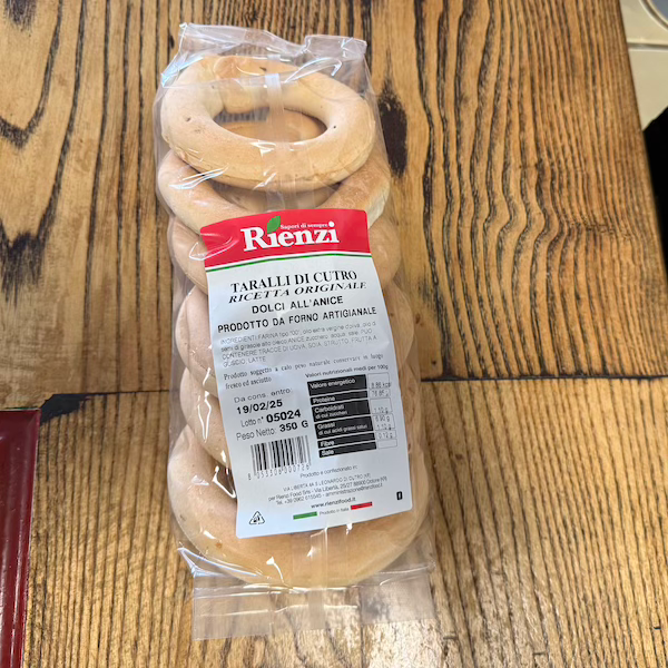 Taralli all'aroma avvolgente dell'anice realizzati con ingredienti genuini e confezionati con cura, questi taralli rappresentano l'eccellenza della tradizione culinaria locale. Perfetti per un gustoso spuntino o accompagnati da formaggi e salumi, sono un'autentica esperienza sensoriale da gustare in ogni momento.