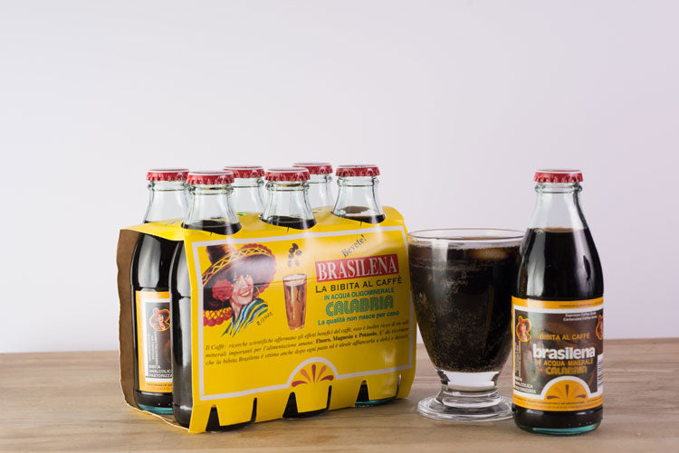La bevanda "Brasilena" nasce dall’unione tra l’acqua oligominerale Calabria e un infuso di pregiate miscele di caffè. E’ una bibita analcolica gustosa e rinfrescante, prodotta da più di 50 anni. Unica nel suo genere, deve il suo successo alla capacità di accompagnare con la freschezza delle sue bollicine non solo dolci e dessert, ma ogni altro tipo di pasto. Disponibile in vetro nel formato da 18 cl, è anche un ottimo ingrediente per cocktail di sicuro successo come Black jelly Bean o il Nero italiano.