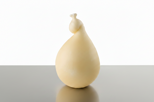 Il caciocavallo è un formaggio stagionato a pasta filata tipico dell’Italia meridionale. Prodotto con latte di vacca con l’aggiunta di solo caglio, fermenti lattici e sale, si conserva appeso a cavallo (da cui il nome) di una trave per l’essiccazione e si presenta, conseguentemente, sagomato in guisa di numero 8 con due corpi tondeggianti uniti da una strozzatura nel punto dove è legato. Ingredienti: Latte, caglio, sale. – PRODOTTO FATTO A MANO – PESO VARIABILE 1300/1400 gr.
