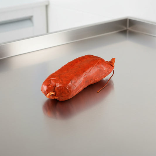 La nduja (attenzione: nduja, non nduia!) è un salame morbido, spalmabile, piccante. È tipica del Monte Poro: Spilinga (in provincia di Vibo Valentia) è il comune d’elezione, ma l’area di produzione è estesa a molti comuni del vibonese. Il nome nduja deriva dal francese “andouille”, che vuol dire “salsiccia”.