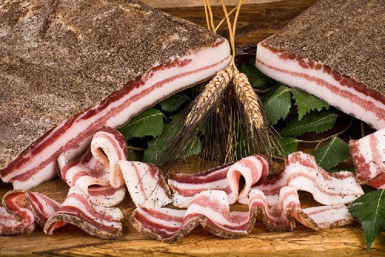 La pancetta è una tipologia di pancetta, ricavata dalla parte magra della pancia del maiale e lavorata con sale, pepe e vino cotto. Questo salume tipico calabrese mantiene la sua forma originale squadrata (non è infatti tonda com’è tipicamente la classica pancetta e si presenta con colori rossi intensi e striature bianche, che costituiscono la parte grassa e che le danno un sapore dolce e delicato.
