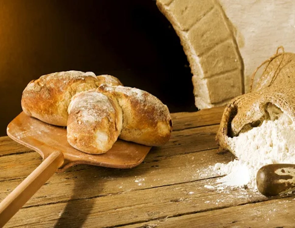 Il pane casereccio calabrese è un pane a lievitazione naturale e cotto nel forno a legna. Lavorato secondo le antiche usanze.