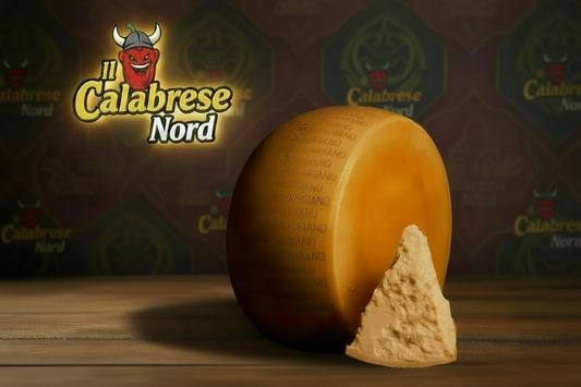 Il Parmigiano Reggiano DOP è un formaggio a pasta dura, cotta e a lenta maturazione, prodotto esclusivamente con latte vaccino crudo, senza l'uso di additivi o conservanti. È considerato uno dei simboli dell'eccellenza gastronomica italiana nel mondo, protetto da un rigido disciplinare di produzione che ne garantisce l'autenticità e il legame con il territorio.
Caratteristiche Principali
Può essere prodotto solo nelle province di Parma, Reggio Emilia, Modena, e parte di Bologna e Mantova