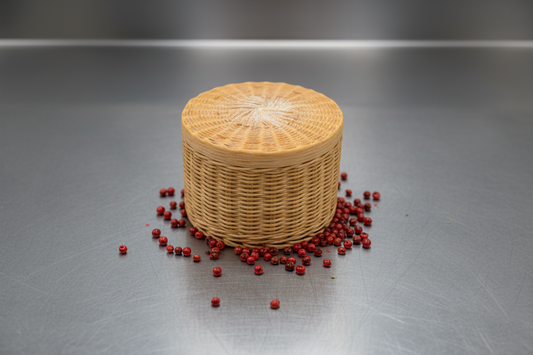 Il Pecorino semi-stagionato è un formaggio prodotto con solo latte di pecora proveniente da animali della stessa zona. Dal sapore intenso e aromatico e dalla consistenza semi morbida stagionato 120/160gg.