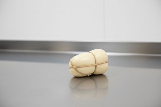 La provola calabrese è un formaggio di latte vaccino, a latte crudo e a pasta cotta o pasta semicotta e filata. In genere ha la forma di una sfera schiacciata, dal peso di circa 800 gr. Nella variante affumicata viene messa in sala apposita per il procedimento che le dona quel caratteristico profumo di legna arsa ed il gusto particolare al palato.
Caratteristiche Principali
Produzione: Viene lavorata a mano e consumata dopo una brevissima stagionatura, che solitamente varia dai 2 ai 5