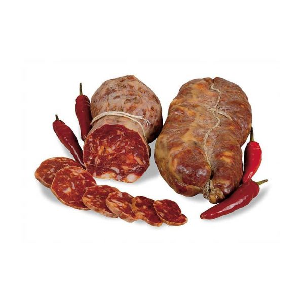 La Soppressata di Calabria è l’insaccato calabrese più pregiato perché ottenuto dalla lavorazione delle carni più magre del maiale, il prosciutto e il filetto, con l’aggiunta del miglior lardo proveniente dalla parte anteriore del lombo. Le carni, tritate a medio taglio e aromatizzate con pepe nero o peperoncino di Calabria dolce o piccante, vengono poi insaccate in budello naturale, forate e legate a mano con spago naturale. Tempo di stagionatura 50/60 giorni nella versione: dolce; piccante.