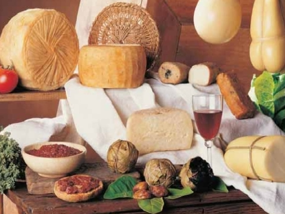 La provola Calabrese è un formaggio di latte vaccino, a latte crudo e a pasta cotta o pasta semicotta e filata. Ingredienti ;Latte vaccino, caglio e sale.