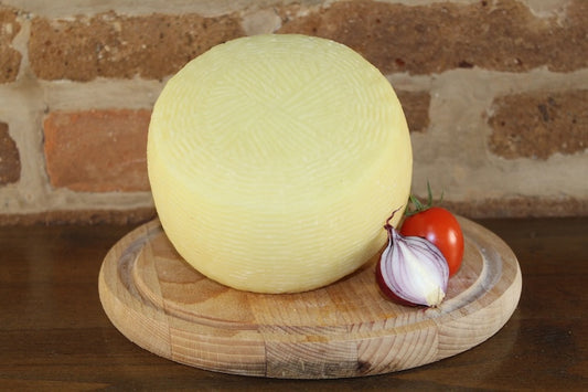 Il Pecorino fresco è un formaggio prodotto con solo latte di pecora proveniente da animali della stessa zona nelle versioni dolce e piccante. Ingredienti: Latte ovino pastorizzato, fermenti latici , caglio e sale 