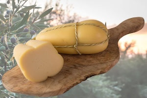 Provola Calabrese stagionata 9,6 € al kg. confezione da 1 kg. circa