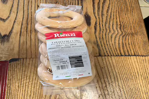 Taralli all'aroma avvolgente dell'anice realizzati con ingredienti genuini e confezionati con cura, questi taralli rappresentano l'eccellenza della tradizione culinaria locale. Perfetti per un gustoso spuntino o accompagnati da formaggi e salumi, sono un'autentica esperienza sensoriale da gustare in ogni momento.