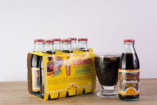  La bevanda "Brasilena" nasce dall’unione tra l’acqua oligominerale Calabria e un infuso di pregiate miscele di caffè. E’ una bibita analcolica gustosa e rinfrescante, prodotta da più di 50 anni. Unica nel suo genere, deve il suo successo alla capacità di accompagnare con la freschezza delle sue bollicine non solo dolci e dessert, ma ogni altro tipo di pasto. Disponibile in vetro nel formato da 18 cl, è anche un ottimo ingrediente per cocktail di sicuro successo come Black jelly Bean o il Nero italiano.