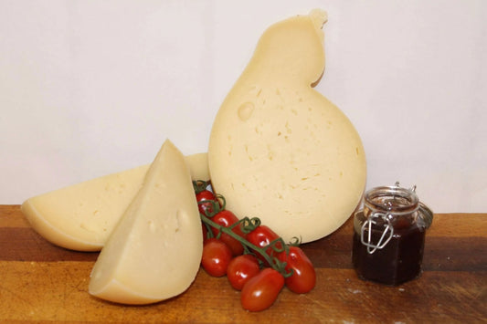 Il caciocavallo è un formaggio stagionato a pasta filata tipico dell’Italia meridionale. Prodotto con latte di vacca con l’aggiunta di solo caglio, fermenti lattici e sale, si conserva appeso a cavallo (da cui il nome) di una trave per l’essiccazione e si presenta, conseguentemente, sagomato in guisa di numero 8 con due corpi tondeggianti uniti da una strozzatura nel punto dove è legato. Ingredienti: Latte, caglio, sale. 