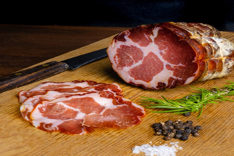 Il Capocollo è un prodotto di salumeria salato e stagionato. La preparazione si effettua utilizzando le carni della parte superiore del lombo di suini appartenenti a diverse razze allevate in Calabria. – CAPOCOLLO –