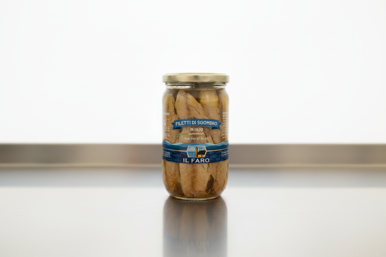 I filetti di sgombro sott'olio sono una delle conserve ittiche più apprezzate per l'equilibrio tra sapore deciso, praticità e altissimo valore nutrizionale. Rispetto ad altri pesci conservati, lo sgombro mantiene una consistenza carnosa e compatta che lo rende ideale sia come piatto unico che come ingrediente per ricette veloci.
Descrizione e Caratteristiche Organolettiche
I filetti migliori sono lavorati artigianalmente e presentano tratti distintivi chiari