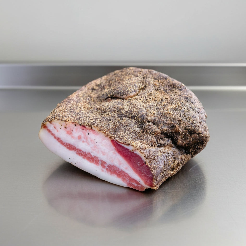 II guanciale è un salume preparato con un taglio di carne suina ricavato dalla gola del maiale, percorso da venature magre di muscolo con una componente di grasso pregiato