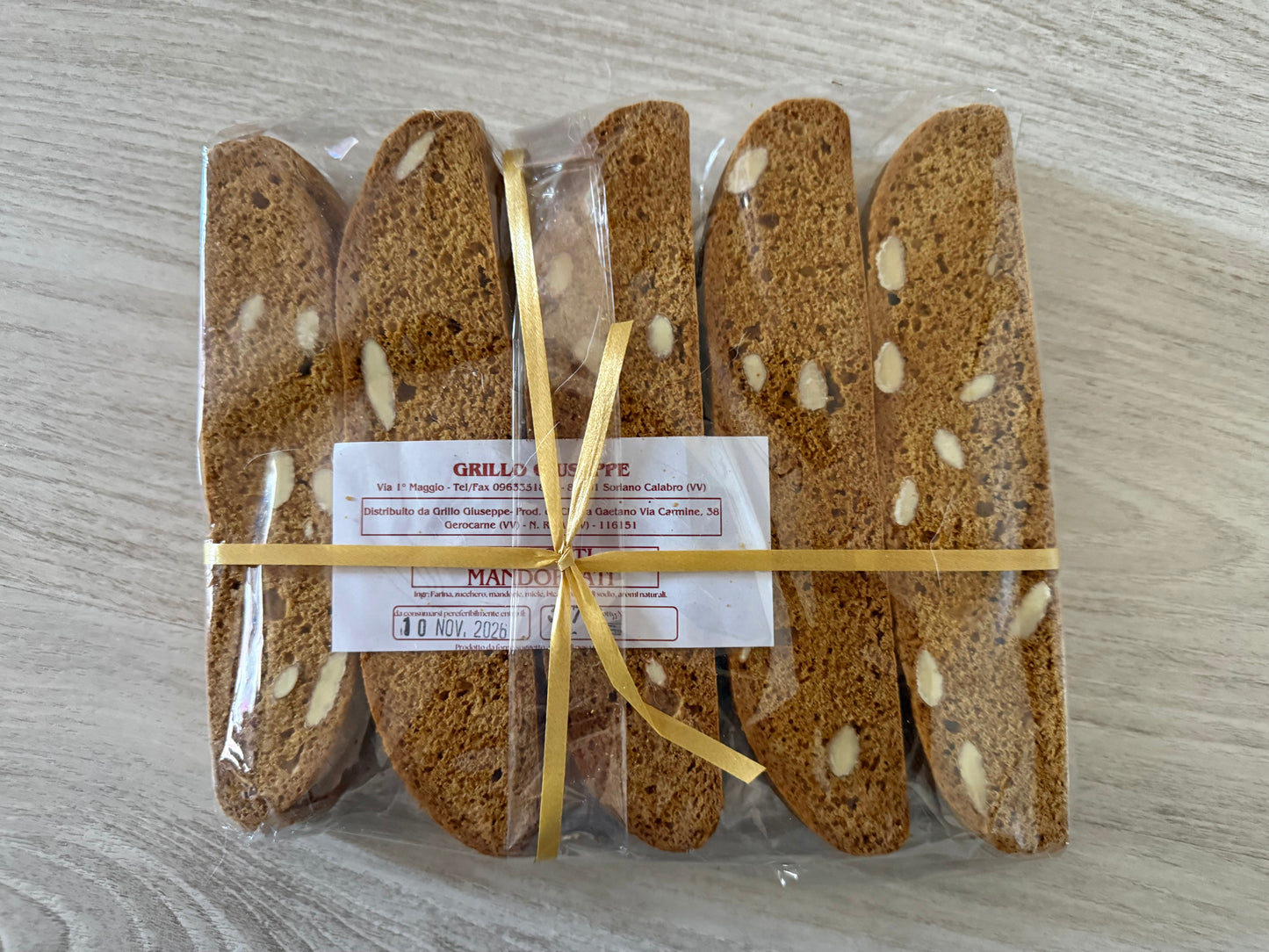 I mustaccioli calabresi (chiamati anche mostaccioli o 'nzuddi) sono dolci tradizionali della Calabria a base di miele e farina, noti per le loro svariate forme antropomorfe o geometriche decorati con stagnola colorata. Originari principalmente di Soriano Calabro, sono i protagonisti immancabili di fiere, sagre e festività natalizie regionali. [1,
Ricetta Classica Tradizionale
Esistono molte varianti locali (alcune più morbide con uova o mandorle), ma la ricetta antica e povera prevede pochissimi ingredienti