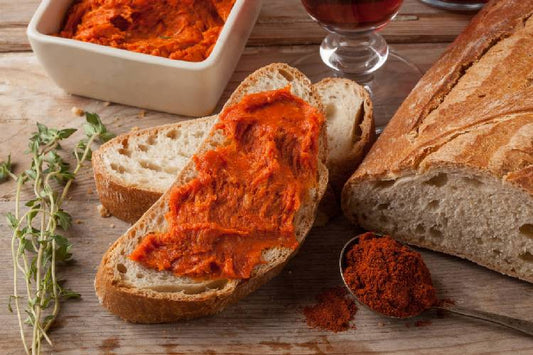 La nduja (attenzione: nduja, non nduia!) è un salame morbido, spalmabile, piccante. È tipica del Monte Poro: Spilinga (in provincia di Vibo Valentia) è il comune d’elezione, ma l’area di produzione è estesa a molti comuni del vibonese. Il nome nduja deriva dal francese “andouille”, che vuol dire “salsiccia”.