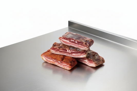 La pancetta è una tipologia di pancetta, ricavata dalla parte magra della pancia del maiale e lavorata con sale, pepe e vino cotto. Questo&nbsp;salume tipico calabrese;mantiene la sua forma originale squadrata (non è infatti tonda com’è tipicamente la classica pancetta e si presenta con colori rossi intensi e striature bianche, che costituiscono la parte grassa e che le danno un sapore dolce e delicato.