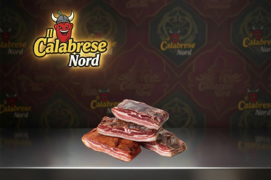 La pancetta tesa (o stesa) è un salume ricavato dalla parte ventrale magra del maiale, caratterizzato dal fatto di essere stagionato nella sua forma rettangolare originale, anziché essere arrotolato.&nbsp;
Caratteristiche principali