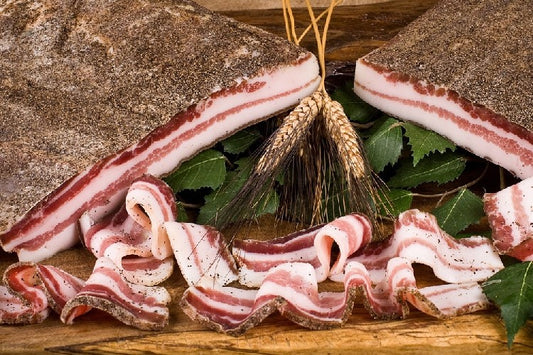 La pancetta è una tipologia di pancetta, ricavata dalla parte magra della pancia del maiale e lavorata con sale, pepe e vino cotto. Questo&nbsp;salume tipico calabrese&nbsp;mantiene la sua forma originale squadrata (non è infatti tonda com’è tipicamente la classica pancetta e si presenta con colori rossi intensi e striature bianche, che costituiscono la parte grassa e che le danno un sapore dolce e delicato.