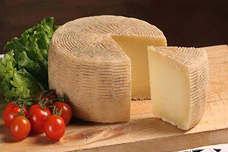 Il Pecorino semi-stagionato è un formaggio prodotto con solo latte di pecora proveniente da animali della stessa zona. Dal sapore intenso e aromatico e dalla consistenza semi morbida stagionato 120/160gg.