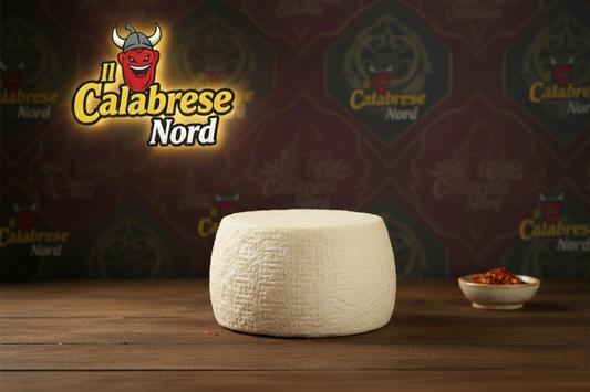 Pecorino calabrese fresco bainco, piccante con peperoncino rosso, con pepe nero. 13,9 € al kg.