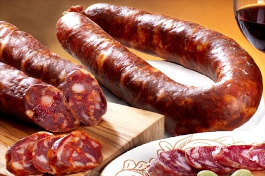 La salsiccia calabrese, detta anche “Sazizza” “sauzizza” o “zazicchiu” in base alle località in cui ci si trova, è uno dei salumi stagionati più conosciuti della Calabria ed è uno dei quattro salumi che ha avuto il riconoscimento DOP 