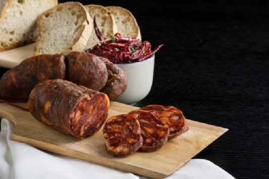 La Soppressata di Calabria è l’insaccato calabrese più pregiato perché ottenuto dalla lavorazione delle carni più magre del maiale, il prosciutto e il filetto, con l’aggiunta del miglior lardo proveniente dalla parte anteriore del lombo. Le carni, tritate a medio taglio e aromatizzate con pepe nero o peperoncino di Calabria dolce o piccante, vengono poi insaccate in budello naturale, forate e legate a mano con spago naturale. Tempo di stagionatura 50/60 giorni nella versione: dolce; piccante.