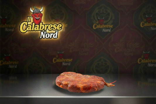 La soppressata di Calabria è l’insaccato calabrese più pregiato perché ottenuto dalla lavorazione delle carni più magre del maiale, il prosciutto e il filetto, con l’aggiunta del miglior lardo proveniente dalla parte anteriore del lombo. Le carni, tritate a medio taglio e aromatizzate con pepe nero o peperoncino di Calabria dolce o piccante, vengono poi insaccate in budello naturale, forate e legate a mano con spago naturale. Tempo di stagionatura 50/60 giorni