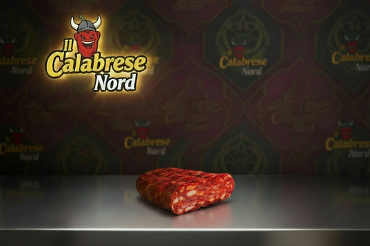 La spianata calabrese (nota anche come schiacciata) è un salume tipico della Calabria, celebre per la sua caratteristica forma piatta e il sapore intenso e piccante. Viene prodotta utilizzando tagli pregiati di maiale, come il prosciutto e la spalla, macinati finemente e arricchiti con lardelli di grasso, sale, pepe nero e l'immancabile peperoncino calabrese.