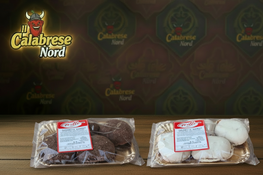 Susumelle calabresi o pitte di San Martino sono dei dolci tipici di Natale, sono dei biscotti morbidi cotti al forno, preparati con un impasto speciale senza uova, senza grassi, preparati con aggiunta di miele, mandorle, uvetta, arance e cioccolato, ne esiste anche una versione con canditi, e al posto del cioccolato per la copertura si usa glassa di zucchero. E’ tradizione in Calabria preparare per Natale i dolci tipici, e tra questi le susumelle, biscotti tipici calabresi di Natale.