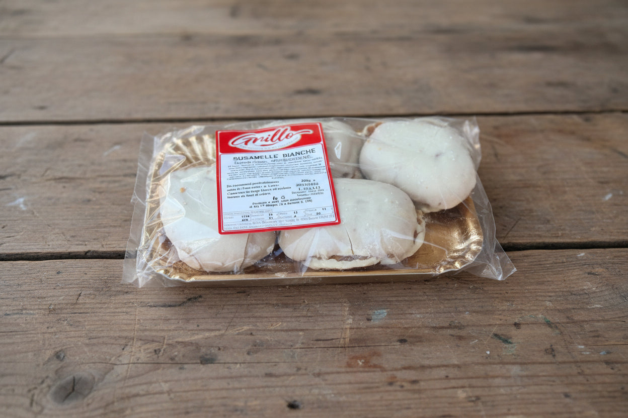 Susumelle calabresi o pitte di San Martino sono dei dolci tipici di Natale, sono dei biscotti morbidi cotti al forno, preparati con un impasto speciale senza uova, senza grassi, preparati con aggiunta di miele, mandorle, uvetta, arance e cioccolato, ne esiste anche una versione con canditi, e al posto del cioccolato per la copertura si usa glassa di zucchero. E’ tradizione in Calabria preparare per Natale i dolci tipici, e tra questi le susumelle, biscotti tipici calabresi di Natale.